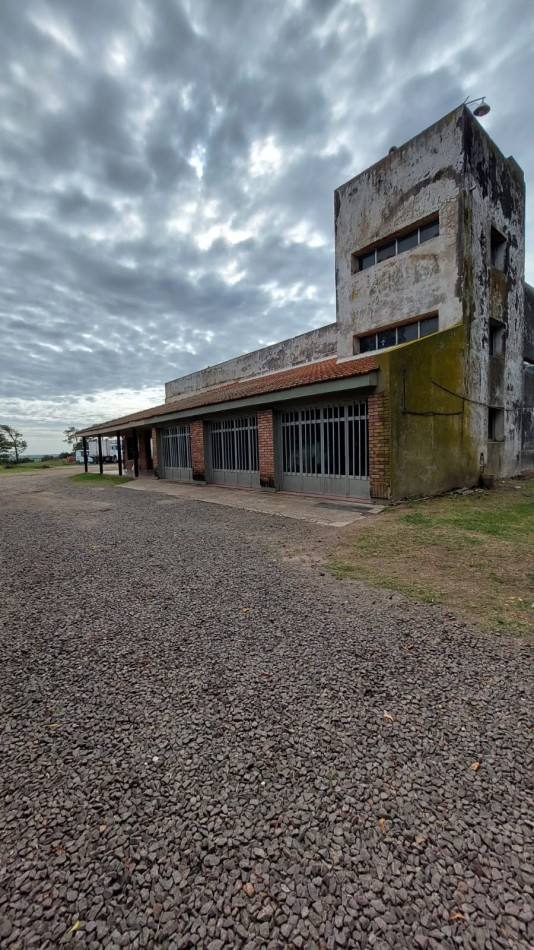 EN VENTA Casa CHALET  + NAVE INDUSTRIAL (Galpon) + Oficinas + Predio. 