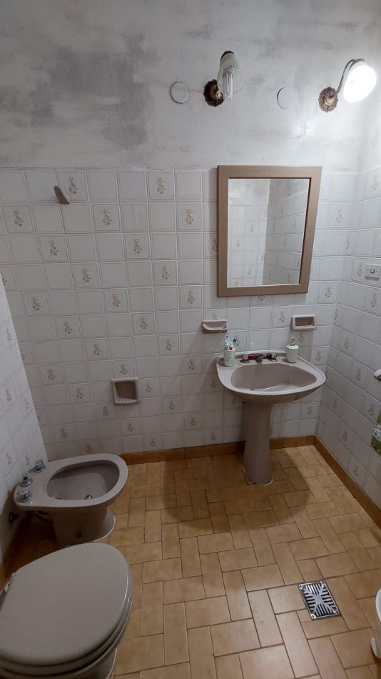 EN VENTA Casa CHALET  + NAVE INDUSTRIAL (Galpon) + Oficinas + Predio. 