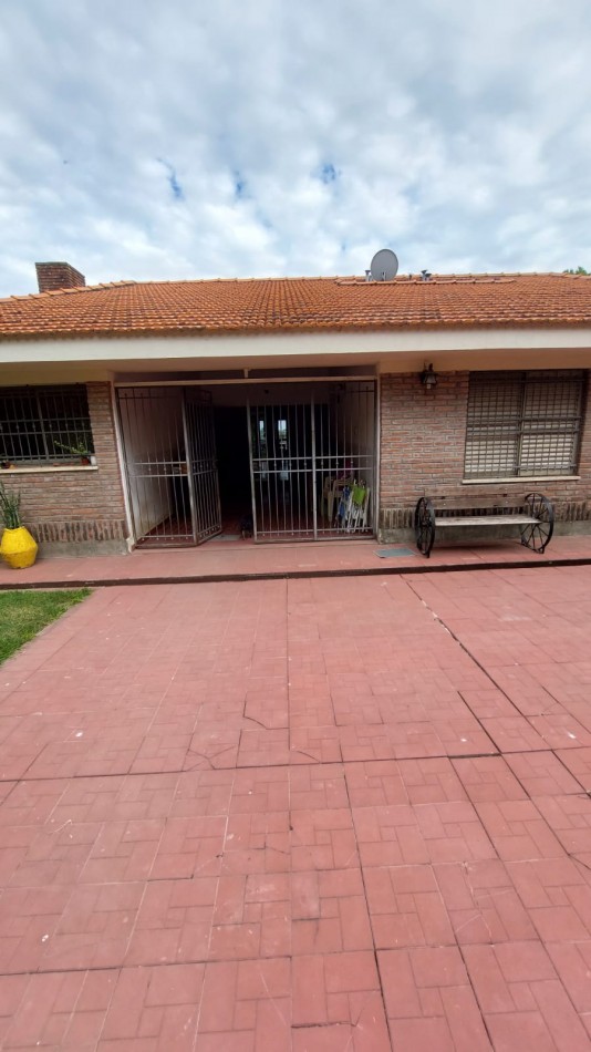 EN VENTA Casa CHALET  + NAVE INDUSTRIAL (Galpon) + Oficinas + Predio. 