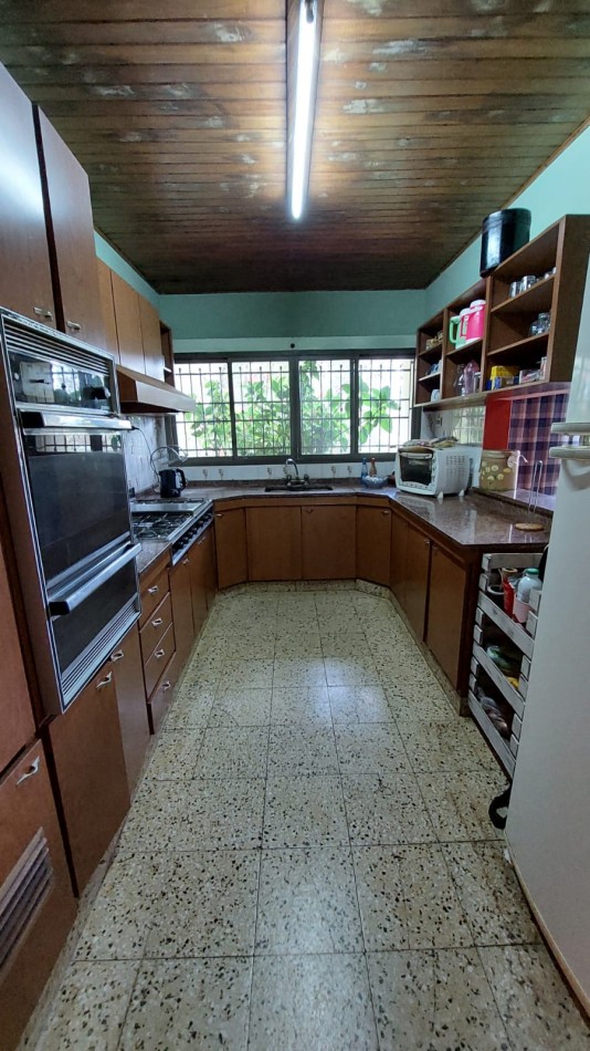EN VENTA Casa CHALET  + NAVE INDUSTRIAL (Galpon) + Oficinas + Predio. 