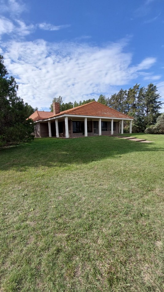 EN VENTA Casa CHALET  + NAVE INDUSTRIAL (Galpon) + Oficinas + Predio. 