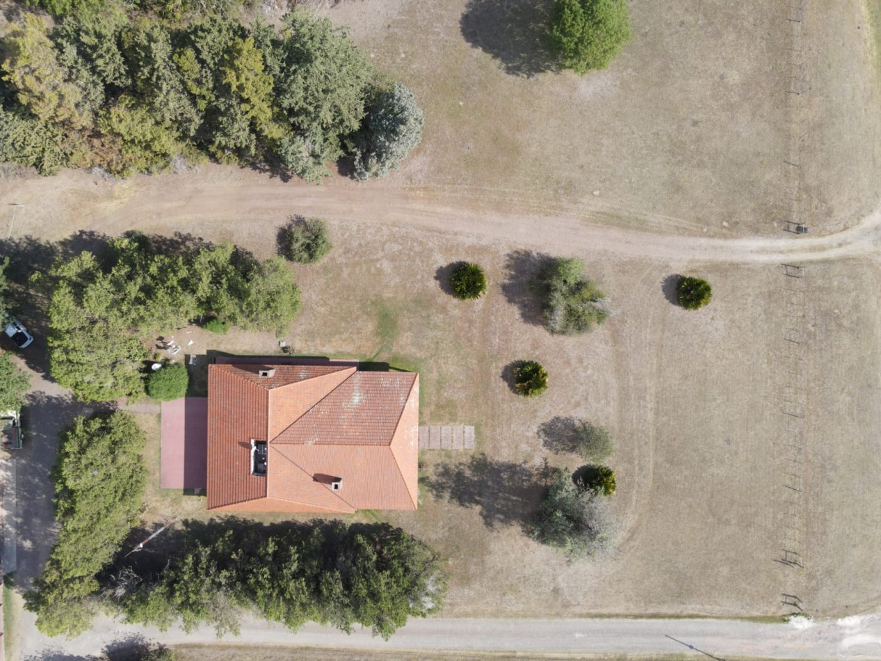 EN VENTA Casa CHALET  + NAVE INDUSTRIAL (Galpon) + Oficinas + Predio. 