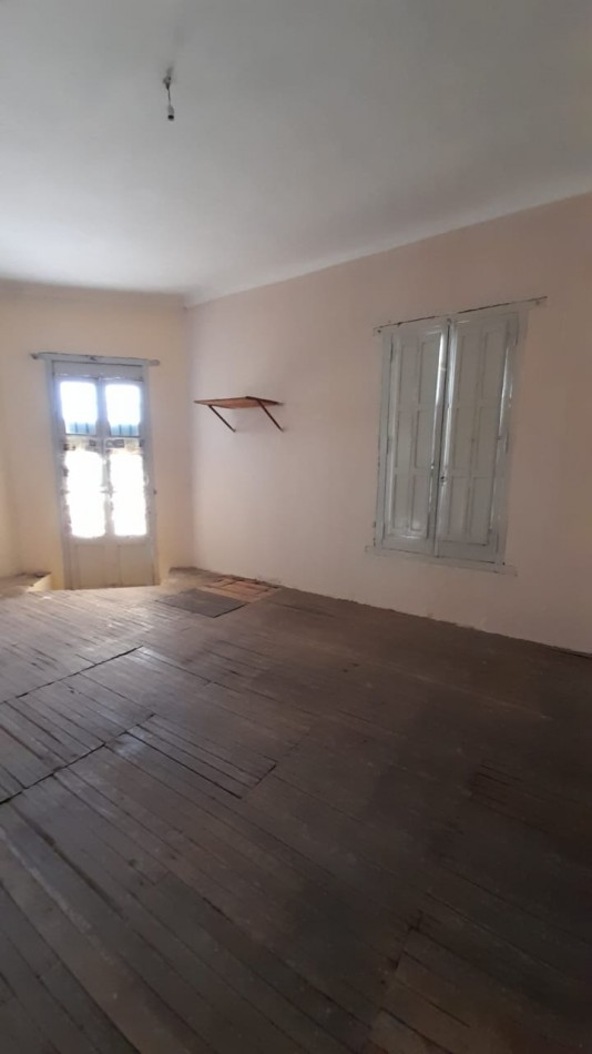 VENTA/ALQUILER DE ANTIGUO SALON COMERCIAL.  UBICADO EN ESQUINA IRIGOYEN Y ALEM, DIAMANTE .