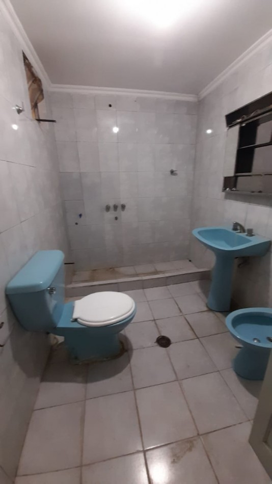 VENTA/ALQUILER DE ANTIGUO SALON COMERCIAL.  UBICADO EN ESQUINA IRIGOYEN Y ALEM, DIAMANTE .