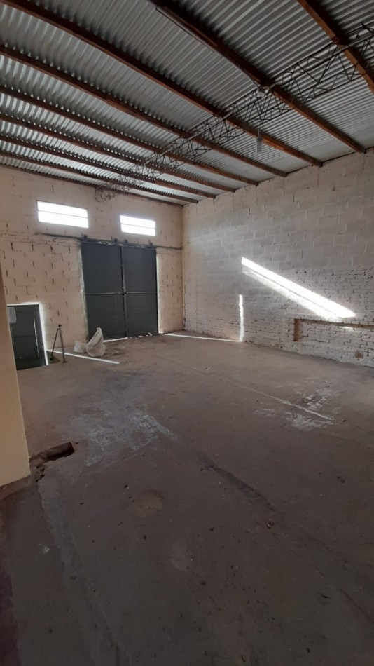 VENTA/ALQUILER DE ANTIGUO SALON COMERCIAL.  UBICADO EN ESQUINA IRIGOYEN Y ALEM, DIAMANTE .