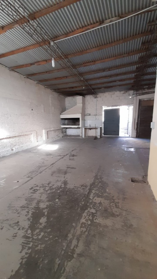 VENTA/ALQUILER DE ANTIGUO SALON COMERCIAL.  UBICADO EN ESQUINA IRIGOYEN Y ALEM, DIAMANTE .