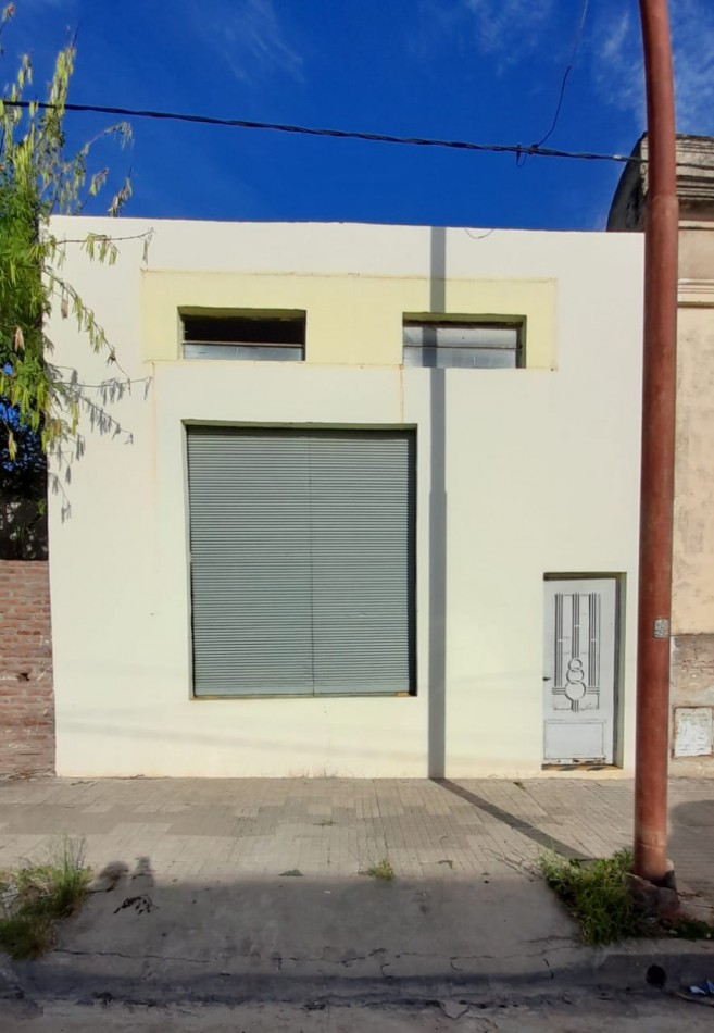 VENTA/ALQUILER DE ANTIGUO SALON COMERCIAL.  UBICADO EN ESQUINA IRIGOYEN Y ALEM, DIAMANTE .
