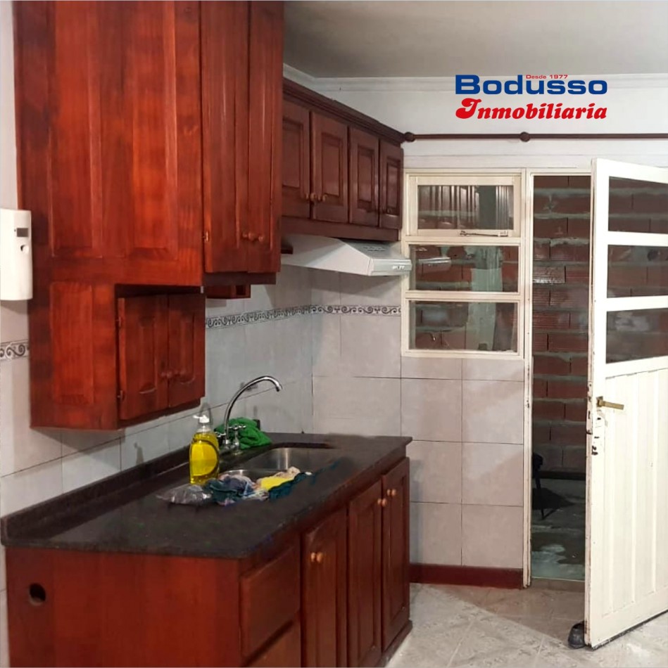 CASA EN VENTA, CALLE VALENTIN VERGARA, ENTRE ROCA  Y 5 DE OCTUBRE. 