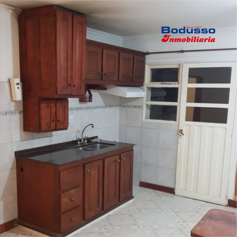 CASA EN VENTA, CALLE VALENTIN VERGARA, ENTRE ROCA  Y 5 DE OCTUBRE. 