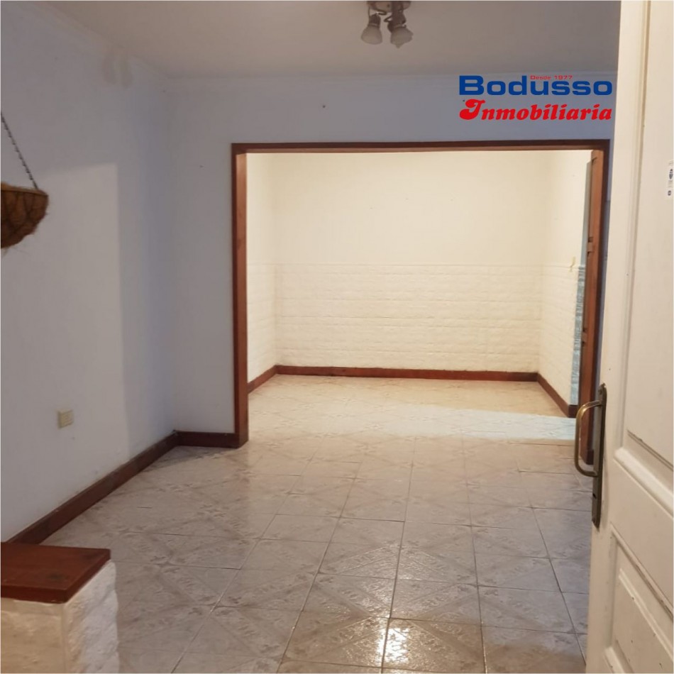 CASA EN VENTA, CALLE VALENTIN VERGARA, ENTRE ROCA  Y 5 DE OCTUBRE. 