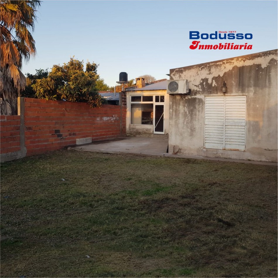 CASA EN VENTA, CALLE VALENTIN VERGARA, ENTRE ROCA  Y 5 DE OCTUBRE. 