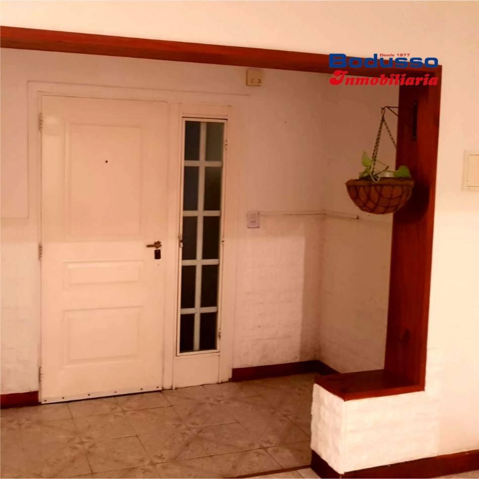 CASA EN VENTA, CALLE VALENTIN VERGARA, ENTRE ROCA  Y 5 DE OCTUBRE. 