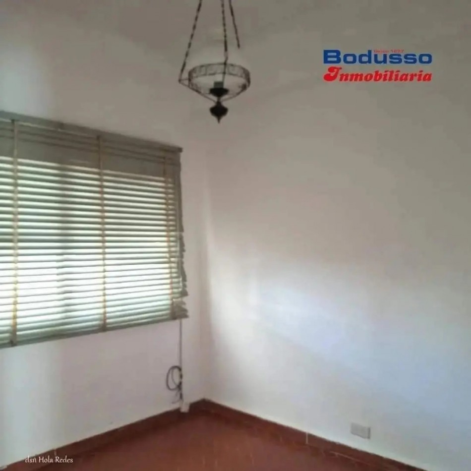 CASA EN VENTA. CALLE SGTO. CABRAL, ESQ. SARMIENTO