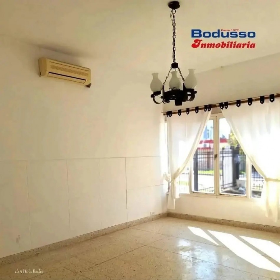 CASA EN VENTA. CALLE SGTO. CABRAL, ESQ. SARMIENTO
