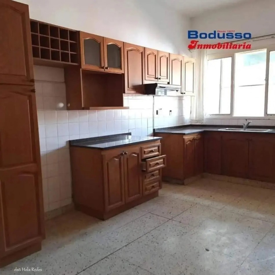 CASA EN VENTA. CALLE SGTO. CABRAL, ESQ. SARMIENTO