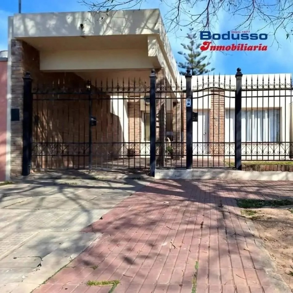 CASA EN VENTA. CALLE SGTO. CABRAL, ESQ. SARMIENTO