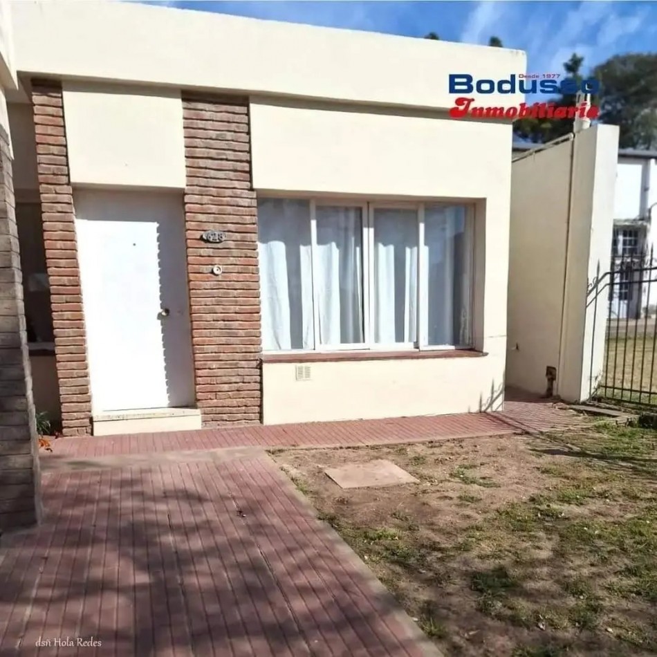 CASA EN VENTA. CALLE SGTO. CABRAL, ESQ. SARMIENTO