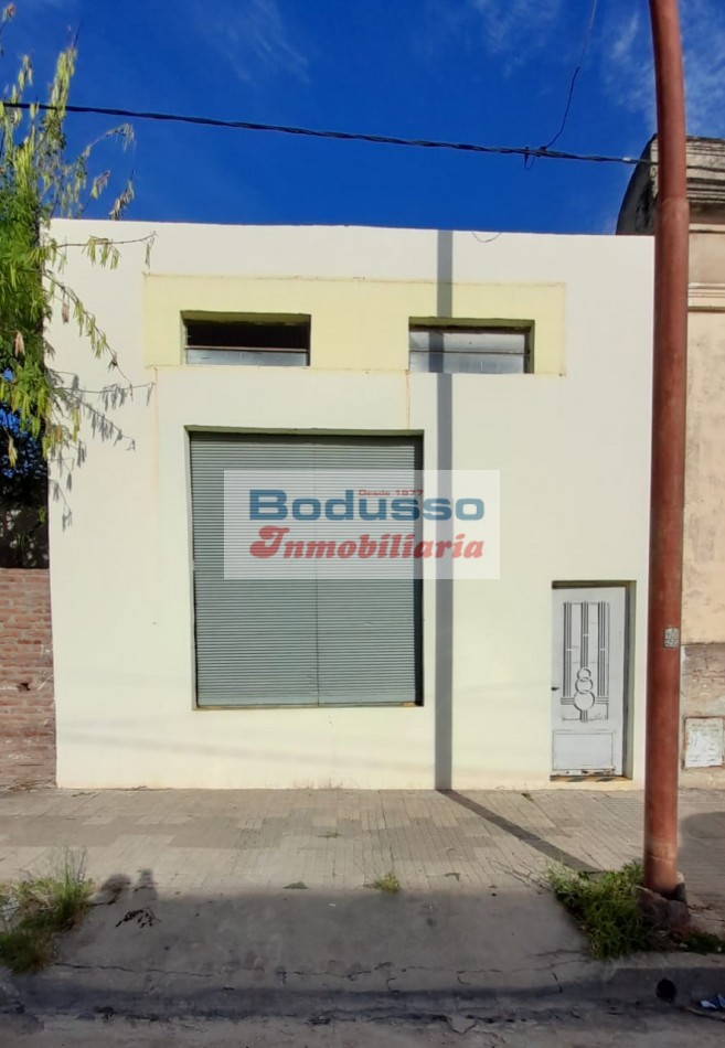 VENTA/ALQUILER DE ANTIGUO SALON COMERCIAL. UBICADO EN ESQUINA IRIGOYEN Y ALEM, DIAMANTE .