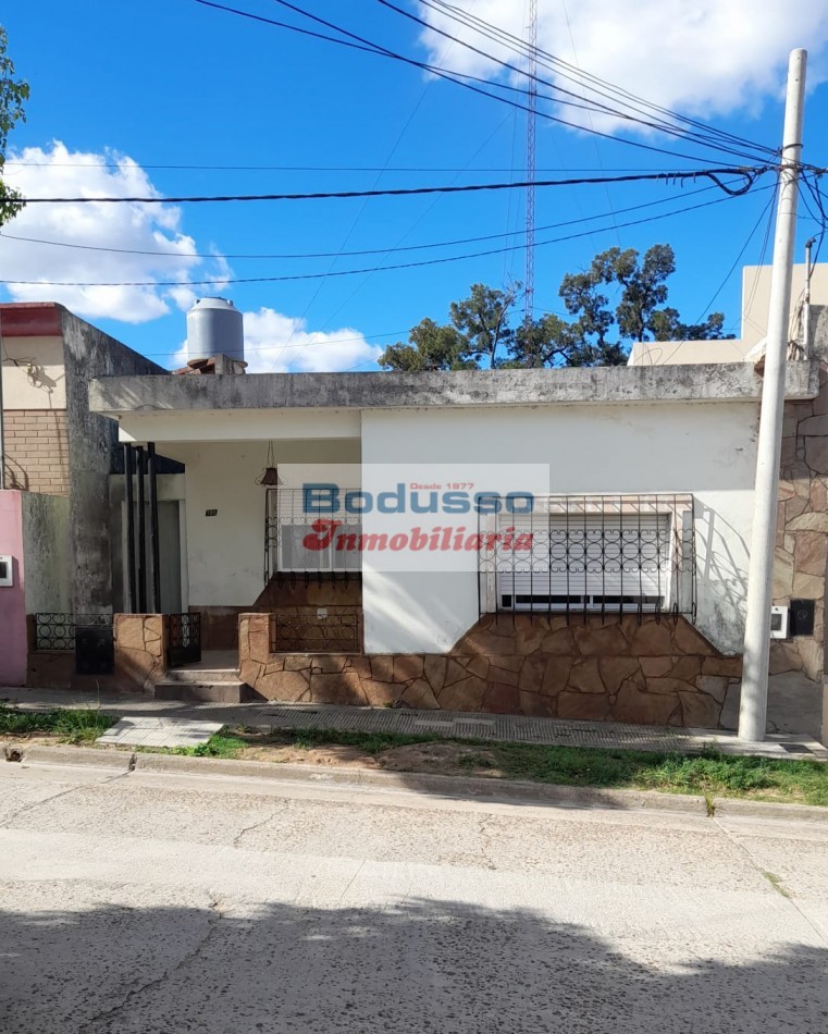 CASA EN VENTA, UBICADA EN CALLE MORENO (casi esquina Tratado del Pilar )