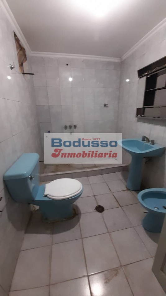 VENTA/ALQUILER DE ANTIGUO SALON COMERCIAL. UBICADO EN ESQUINA IRIGOYEN Y ALEM, DIAMANTE .