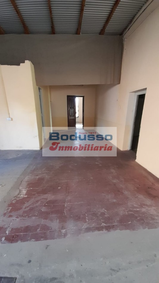 VENTA/ALQUILER DE ANTIGUO SALON COMERCIAL. UBICADO EN ESQUINA IRIGOYEN Y ALEM, DIAMANTE .