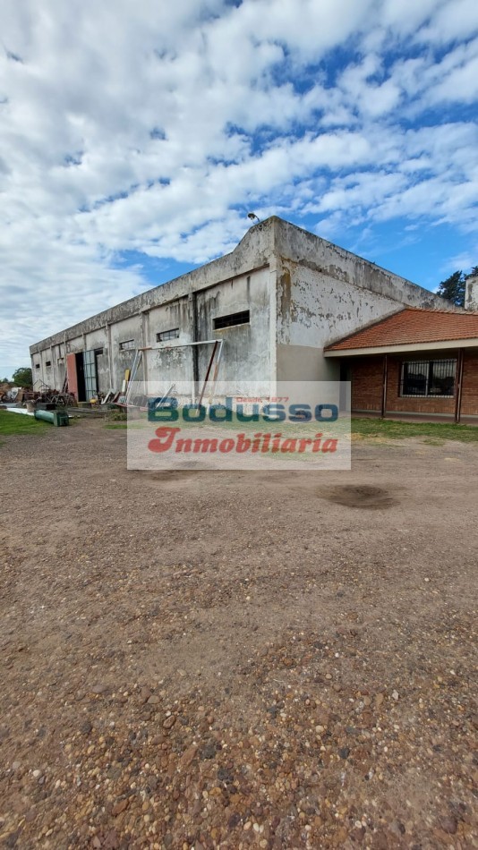 EN VENTA Casa CHALET + NAVE INDUSTRIAL (Galpon) + Oficinas + Predio.