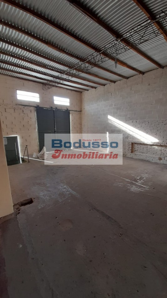 VENTA/ALQUILER DE ANTIGUO SALON COMERCIAL. UBICADO EN ESQUINA IRIGOYEN Y ALEM, DIAMANTE .