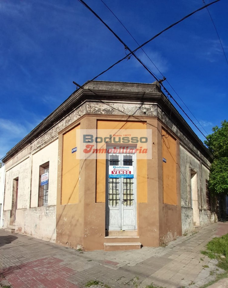 VENTA/ALQUILER DE ANTIGUO SALON COMERCIAL. UBICADO EN ESQUINA IRIGOYEN Y ALEM, DIAMANTE .