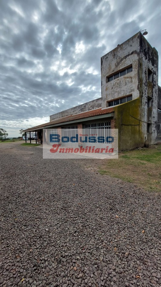 EN VENTA Casa CHALET + NAVE INDUSTRIAL (Galpon) + Oficinas + Predio.