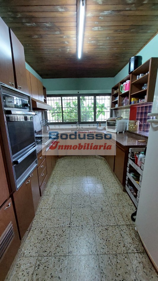EN VENTA Casa CHALET + NAVE INDUSTRIAL (Galpon) + Oficinas + Predio.