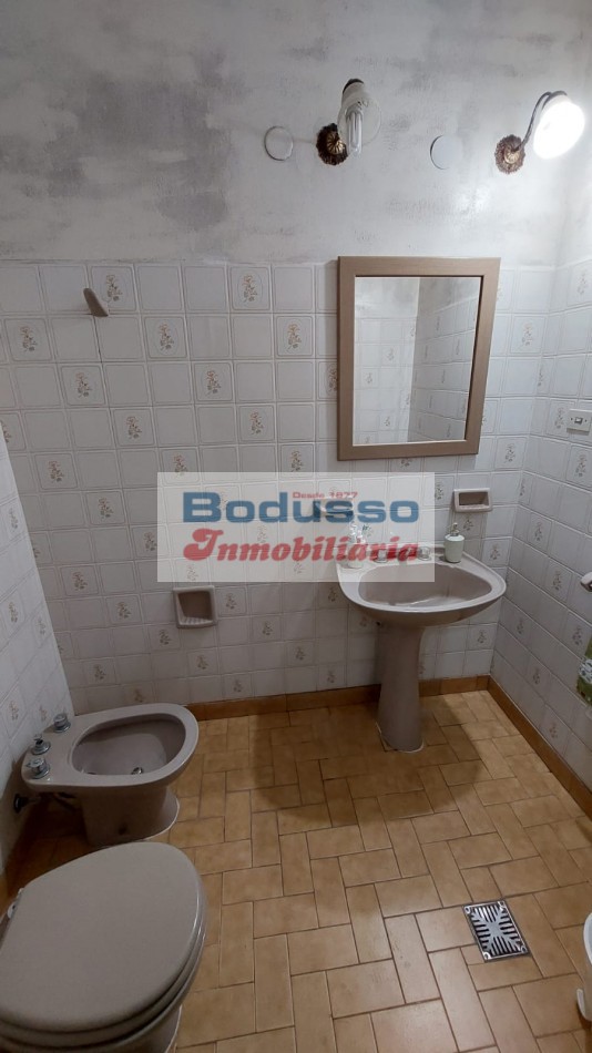 EN VENTA Casa CHALET + NAVE INDUSTRIAL (Galpon) + Oficinas + Predio.