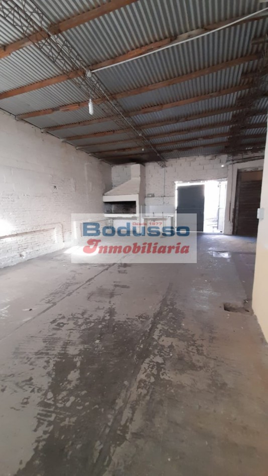 VENTA/ALQUILER DE ANTIGUO SALON COMERCIAL. UBICADO EN ESQUINA IRIGOYEN Y ALEM, DIAMANTE .